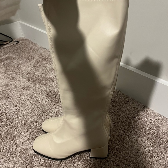 Cream knee height boots. Size 7.5 - Picture 2 of 3